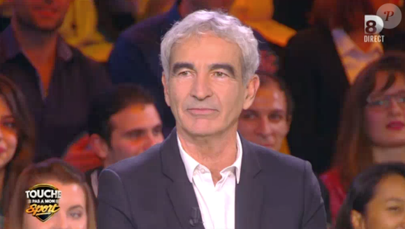 Estelle Denis face à son chéri Raymond Domenech dans son émission "Touche pas à mon sport" sur D8. Le 26 novembre 2015.
