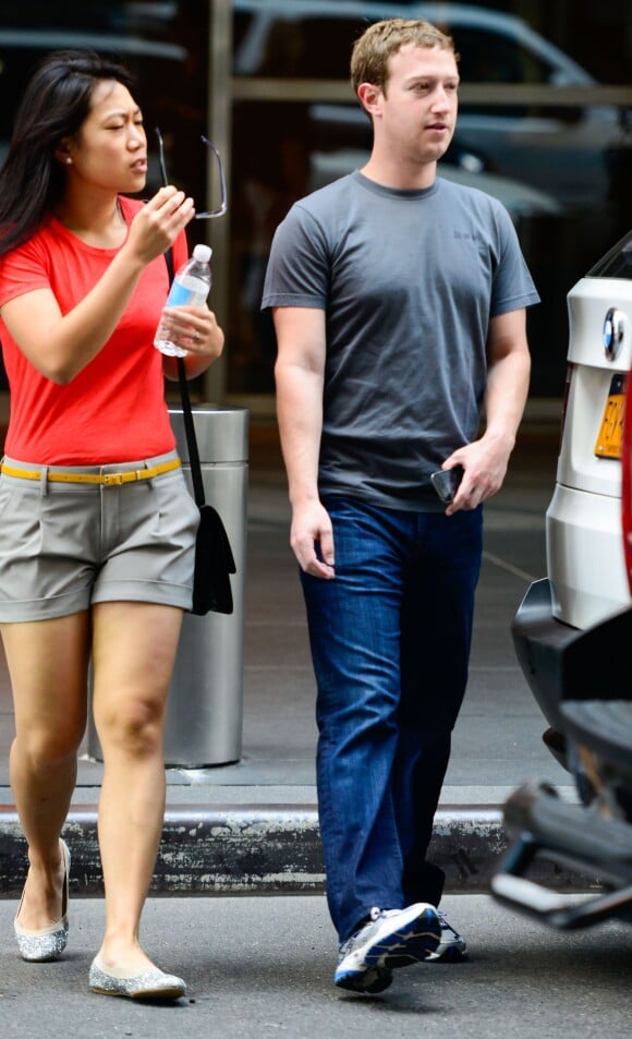 Mark Zuckerberg et sa femme Priscilla Chan dans les rues de New York, le 1er juillet 2012