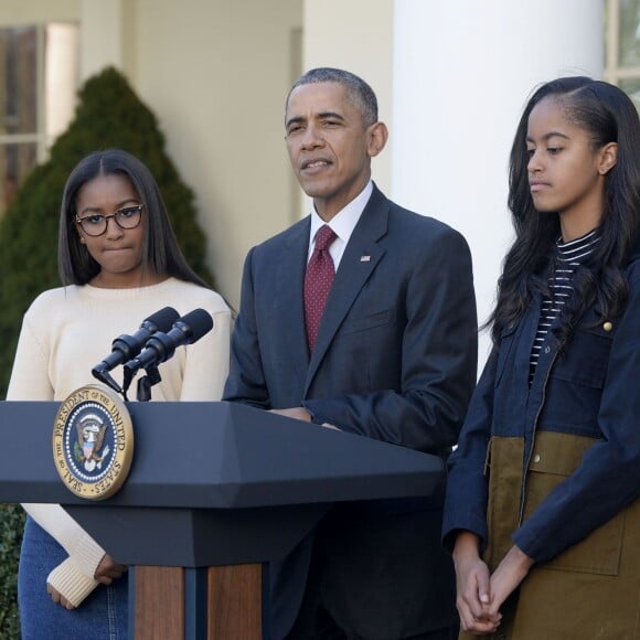 Barack Obama a sauvé une dinde à l'occasion de la fête de Thanksgiving, à la Maison Blanche, en compagnie de ses filles Sasha et Malia, le 25 novembre 2015