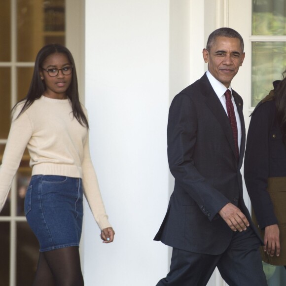 Barack Obama a sauvé une dinde à l'occasion de la fête de Thanksgiving, à la Maison Blanche, en compagnie de ses filles Sasha et Malia, le 25 novembre 2015