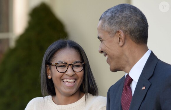 Le démocrate Barack Obama a sauvé une dinde à l'occasion de la fête de Thanksgiving, à la Maison Blanche, en compagnie de ses filles Sasha et Malia, le 25 novembre 2015