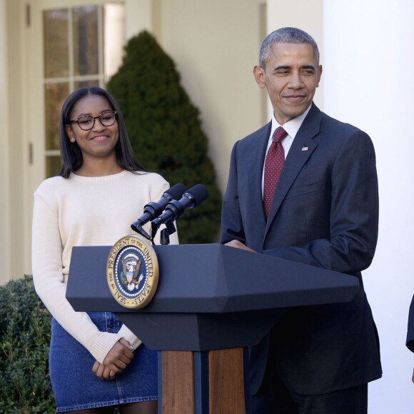 Barack Obama a sauvé une dinde à l'occasion de la fête de Thanksgiving, à la Maison Blanche, en compagnie de ses filles Sasha et Malia, le 25 novembre 2015