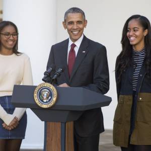 Barack Obama a sauvé une dinde à l'occasion de la fête de Thanksgiving, à la Maison Blanche, en compagnie de ses filles Sasha et Malia, le 25 novembre 2015