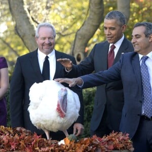 Barack Obama a sauvé une dinde à l'occasion de la fête de Thanksgiving, à la Maison Blanche, en compagnie de ses filles Sasha et Malia, le 25 novembre 2015