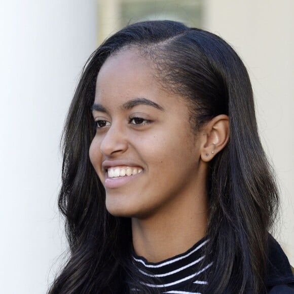 Barack Obama a sauvé une dinde à l'occasion de la fête de Thanksgiving, à la Maison Blanche, en compagnie de ses jolies filles Sasha et Malia, le 25 novembre 2015