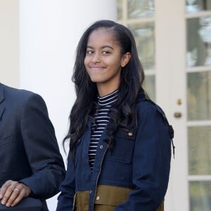 Barack Obama a sauvé une dinde à l'occasion de la fête de Thanksgiving, à la Maison Blanche, en compagnie de ses filles Sasha et Malia, le 25 novembre 2015