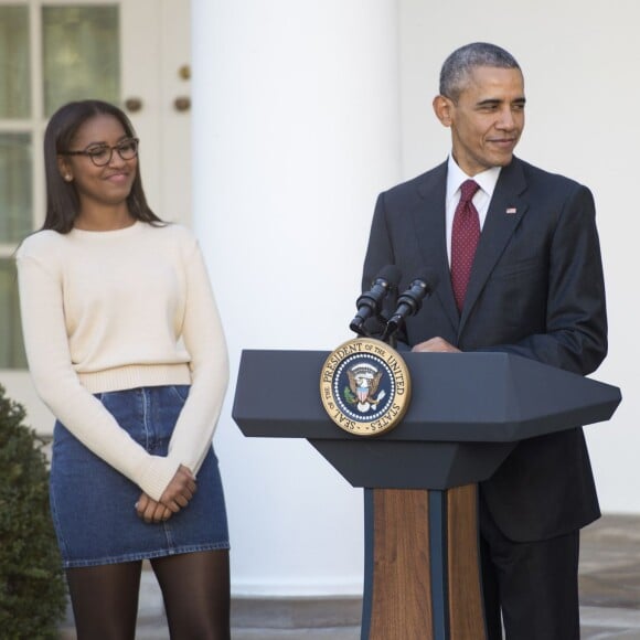 Barack Obama a sauvé une dinde à l'occasion de la fête de Thanksgiving, à la Maison Blanche, en compagnie de ses filles Sasha et Malia, le 25 novembre 2015