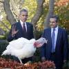 Barack Obama a sauvé une dinde à l'occasion de la fête de Thanksgiving, à la Maison Blanche, en compagnie de ses filles Sasha et Malia, le 25 novembre 2015