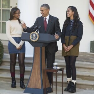 Barack Obama a sauvé une dinde à l'occasion de la fête de Thanksgiving, à la Maison Blanche, en compagnie de ses filles Sasha et Malia, le 25 novembre 2015