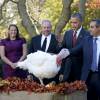 Le président Barack Obama a sauvé une dinde à l'occasion de la fête de Thanksgiving, à la Maison Blanche, en compagnie de ses filles Sasha et Malia, le 25 novembre 2015