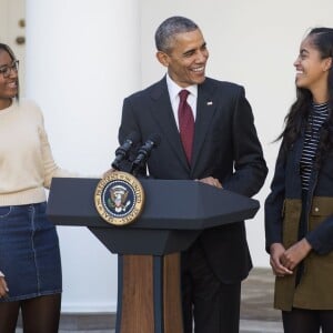 Barack Obama a sauvé une dinde à l'occasion de la fête de Thanksgiving, à la Maison Blanche, en compagnie de ses filles Sasha et Malia, le 25 novembre 2015