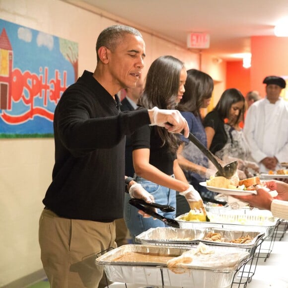 Le clan Obama a servi des repas aux sans-abris et aux vétérans, à Washington pour Thanksgiving, le 25 novembre 2015