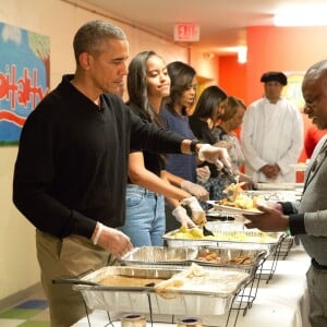 Le clan Obama a servi des repas aux sans-abris et aux vétérans, à Washington pour Thanksgiving, le 25 novembre 2015