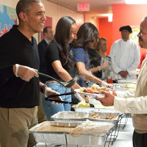 Le clan Obama a servi des repas aux sans-abris et aux vétérans, à Washington pour Thanksgiving, le 25 novembre 2015