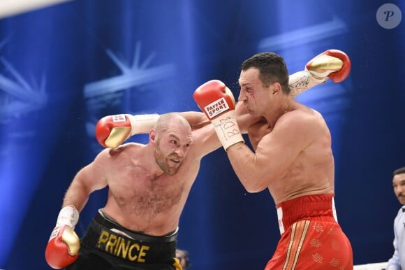 Tyson Fury, le nouveau champion du monde de boxe WBA-IBF-WBO des poids lourds, a fait tomber l'Ukrainien Vladimir Klitschko à Dusseldorf le 28 novembre 2015.