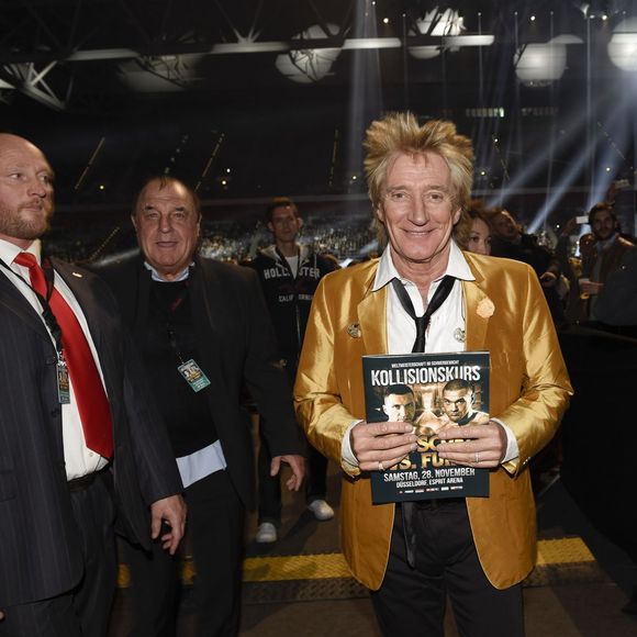 Rod Stewart a fait le show lors du combat pour la ceinture de champion du monde des lourds entre Wladimir Klitschko et Tyson Fury, le 28 novembre 2015 à Düsseldorf.