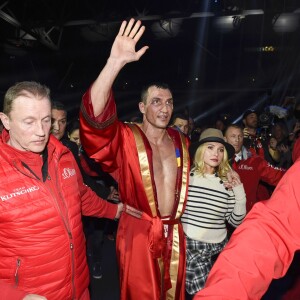 Hayden Panettiere soutenant son fiancé Wladimir Klitschko après sa défaite contre le Britannique Tyson Fury à Düsseldorf le 28 novembre 2015 pour la ceinture de champion du monde des lourds.