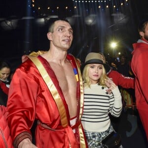 Hayden Panettiere soutenant son fiancé Wladimir Klitschko après sa défaite contre le Britannique Tyson Fury à Düsseldorf le 28 novembre 2015 pour la ceinture de champion du monde des lourds.