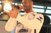 Tyson Fury chante a cappella une reprise de Bette Midler à Wladimir Klitschko, le 25 novembre 2015 à Düsseldorf, avant leur combat pour la ceinture mondiale des poids lourds.
