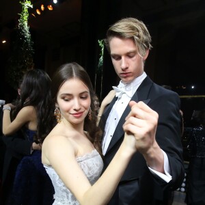 Exclusif - Madeleine Thompson (robe Lanvin) et son cavalier Jasper Hunt  lors de la 23e édition du Bal des débutantes au Palais de Chaillot à Paris, le 28 novembre 2015. © Jacovides/Borde/Moreau/Bestimage