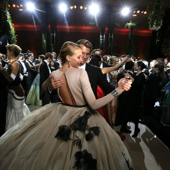 Exclusif - La comtesse Victoria von Faber-Castell (robe Stéphane Rolland Haute Couture) et son cavalier Jacob Madaus-Brück lors de la 23e édition du Bal des débutantes au Palais de Chaillot à Paris, le 28 novembre 2015. © Jacovides/Borde/Moreau/Bestimage