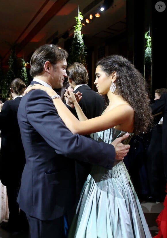 Exclusif - Vincent Pérez danse avec sa fille Iman Pérez (robe Jean Paul Gaultier Paris) lors de la 23e édition du Bal des débutantes au Palais de Chaillot à Paris, le 28 novembre 2015. © Jacovides/Borde/Moreau/Bestimage