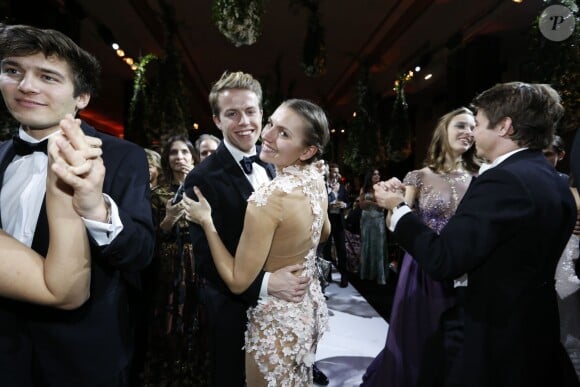 Exclusif -  Ouverture du bal lors de la 23e édition du Bal des débutantes au Palais de Chaillot à Paris, le 28 novembre 2015. © Jacovides/Borde/Moreau/Bestimage