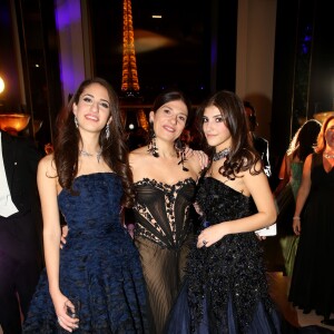 Exclusif - Kareen Fares (robe Ralph & Russo, bijoux Payal New York) et sa soeur jumelle Natalia Fares (robe Ralph & Russo, bijoux Payal New York) entourent leur mère Lara Fares  lors de la 23e édition du Bal des débutantes au Palais de Chaillot à Paris, le 28 novembre 2015. ©Jacovides/Borde/Moreau/Bestimage