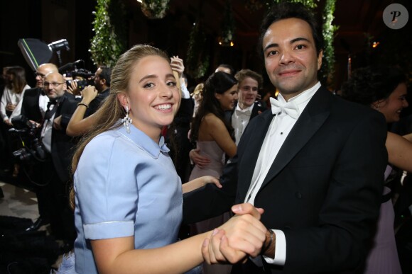 Exclusif - Olivia Hallisey (robe Giambattista Valli Haute Couture, bijoux Payal New York) et son cavalier Jules Verdet  lors de la 23e édition du Bal des débutantes au Palais de Chaillot à Paris, le 28 novembre 2015. ©Jacovides/Borde/Moreau/Bestimage