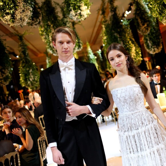 Exclusif - Madeleine Thompson (robe Lanvin, bijoux Payal New York) et son cavalier Jasper Hunt  lors de la 23e édition du Bal des débutantes au Palais de Chaillot à Paris, le 28 novembre 2015. ©Jacovides/Borde/Moreau/Bestimage