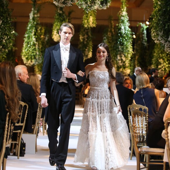 Exclusif - Madeleine Thompson (robe Lanvin, bijoux Payal New York) et son cavalier Jasper Hunt lors de la Vingt-troisième édition du Bal au Palais de Chaillot à Paris, le 28 novembre 2015.  © Le Bal/Jacovides/Borde/Moreau/Bestimage