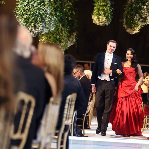 Exclusif - Dominique Cojuangco (robe Vivienne Westwood Couture, bijoux Payal New York) et son cavalier le Vicomte Emilion de Roquefeuil lors de la Vingt-troisième édition du Bal au Palais de Chaillot à Paris, le 28 novembre 2015.  © Le Bal/Jacovides/Borde/Moreau/Bestimage