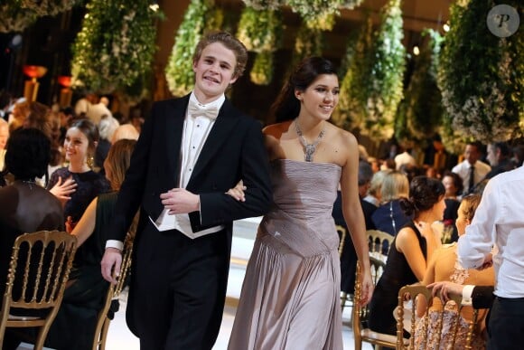 Exclusif - Aliénor de Chabot-Tramecourt (robe Ralph Lauren, bijoux Payal New York) et son cavalier Tristan de Chabot-Tramecourt lors de la Vingt-troisième édition du Bal au Palais de Chaillot à Paris, le 28 novembre 2015.  © Le Bal/Jacovides/Borde/Moreau/Bestimage