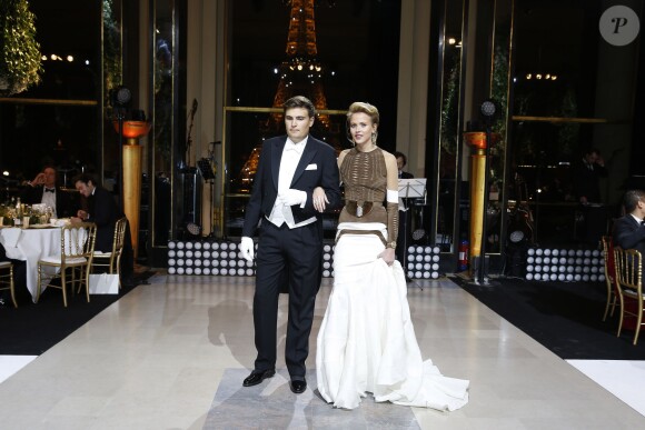 Exclusif - La comtesse Sarah von Faber-Castell (robe Stéphane Rolland Haute Couture, bijoux Payal New York) et son cavalier Nikolai Sorokin lors de la Vingt-troisième édition du Bal au Palais de Chaillot à Paris, le 28 novembre 2015.  © Le Bal/Jacovides/Borde/Moreau/Bestimage