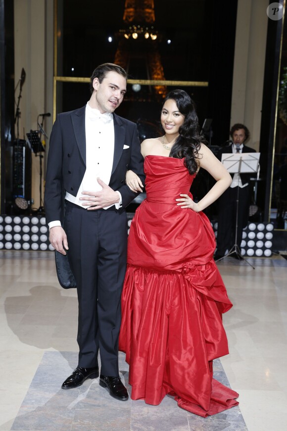 Exclusif - Dominique Cojuangco (robe Vivienne Westwood Couture, bijoux Payal New York) et son cavalier le Vicomte Emilion de Roquefeuil lors de la Vingt-troisième édition du Bal au Palais de Chaillot à Paris, le 28 novembre 2015.  © Le Bal/Jacovides/Borde/Moreau/Bestimage