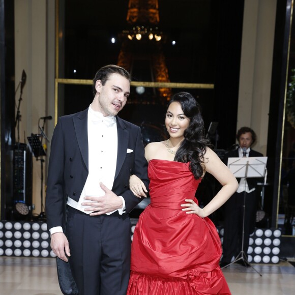 Exclusif - Dominique Cojuangco (robe Vivienne Westwood Couture, bijoux Payal New York) et son cavalier le Vicomte Emilion de Roquefeuil lors de la Vingt-troisième édition du Bal au Palais de Chaillot à Paris, le 28 novembre 2015.  © Le Bal/Jacovides/Borde/Moreau/Bestimage