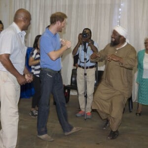 Le prince Harry s'est rendu au centre Ottery Youth à Cape Town le premier jour de son voyage en Afrique du Sud. Le 30 novembre 2015