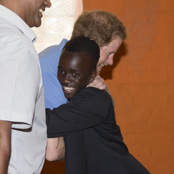 Le prince Harry s'est rendu au centre Ottery Youth à Cape Town le premier jour de son voyage en Afrique du Sud. Le 30 novembre 2015