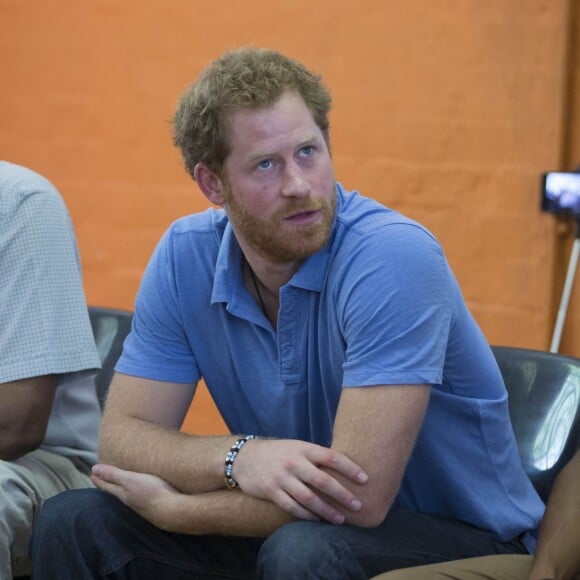 Le prince Harry s'est rendu au centre Ottery Youth à Cape Town le premier jour de son voyage en Afrique du Sud. Le 30 novembre 2015