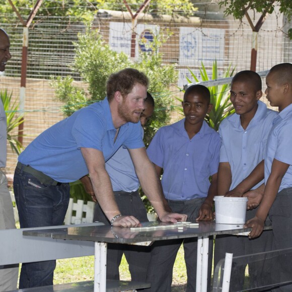 Le prince Harry s'est rendu au centre Ottery Youth à Cape Town le premier jour de son voyage en Afrique du Sud. Le 30 novembre 2015