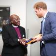  Le prince Harry a rencontré le célèbre archevêque anglican sud-africain Emeritus Desmond Tutu, à Cape Town, au premier jour de sa visite officielle en Afrique du Sud. Le 30 novembre 2015 
  