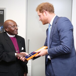 Le prince Harry a rencontré le célèbre archevêque anglican sud-africain Emeritus Desmond Tutu, à Cape Town, au premier jour de sa visite officielle en Afrique du Sud. Le 30 novembre 2015
