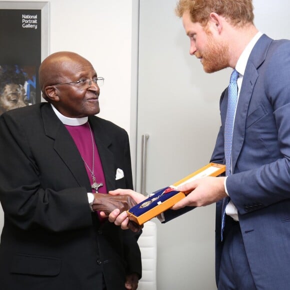 Le prince Harry a rencontré le célèbre archevêque anglican sud-africain Emeritus Desmond Tutu, à Cape Town, au premier jour de sa visite officielle en Afrique du Sud. Le 30 novembre 2015