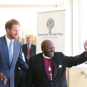 Le prince Harry a rencontré l'archevêque anglican sud-africain Emeritus Desmond Tutu, à Cape Town, au premier jour de sa visite officielle en Afrique du Sud. Le 30 novembre 2015