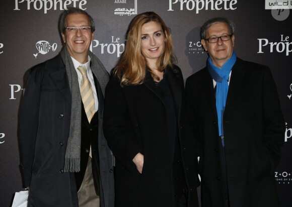 Julie Gayet entre les frères jumeaux Gaëtan et Paul Brizzi - Avant-première du film "Le Prophète" à l'Institut du monde arabe à Paris, le 30 novembre 2015.