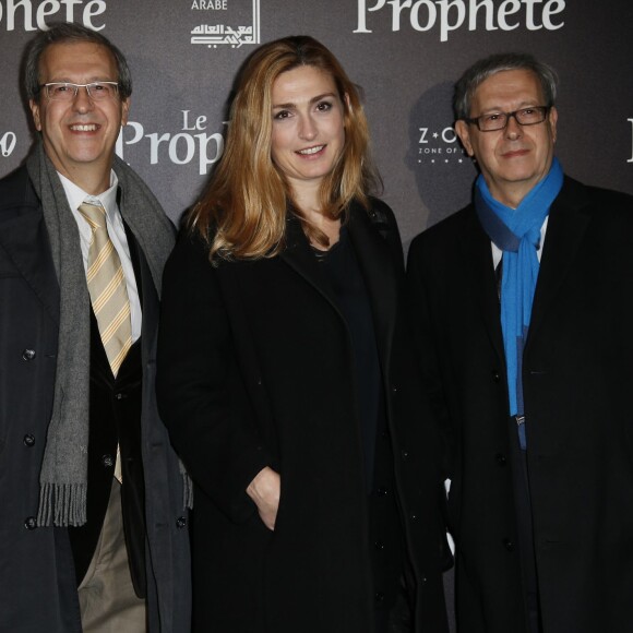 Julie Gayet entre les frères jumeaux Gaëtan et Paul Brizzi - Avant-première du film "Le Prophète" à l'Institut du monde arabe à Paris, le 30 novembre 2015.