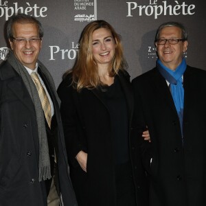 Julie Gayet entre les frères jumeaux Gaëtan et Paul Brizzi - Avant-première du film "Le Prophète" à l'Institut du monde arabe à Paris, le 30 novembre 2015.