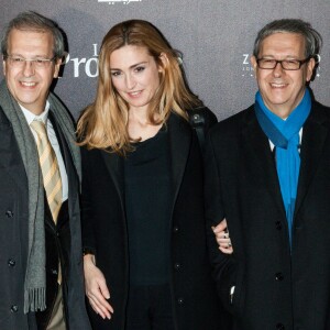 Julie Gayet entre les frères jumeaux Gaëtan et Paul Brizzi - Avant-première du film "Le Prophète" à l'Institut du monde arabe à Paris, le 30 novembre 2015.