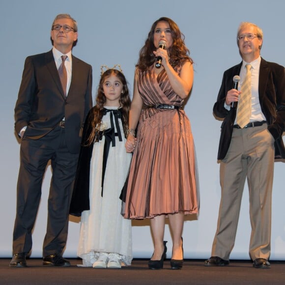 Exclusif - Salma Hayek et sa fille Valentina Paloma Pinault entre les frères jumeaux Gaëtan et Paul Brizzi - Intérieur lors de l'avant-première du film "Le Prophète" à l'Institut du monde arabe à Paris, le 30 novembre 2015.