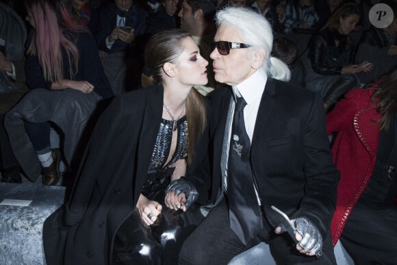 Kristen Stewart et Karl Lagerfeld - Front row lors de la présentation de la collection Chanel Métiers d'Art Paris-Rome aux studios Cinecitta à Rome, le 1er décembre 2015. © Olivier Borde/Bestimage